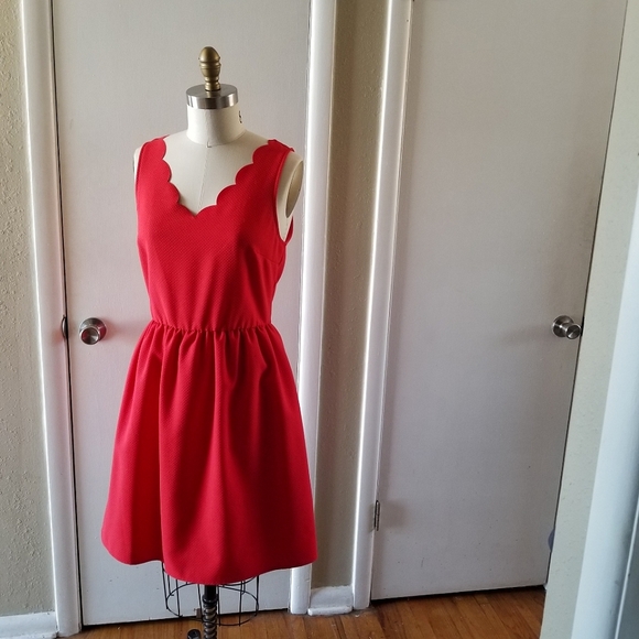 Scalloped V-Neck knee-length Dress - Picture 1 of 7